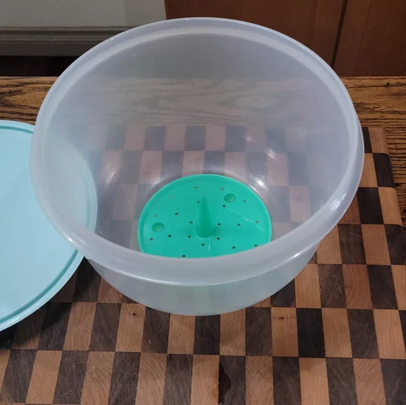Tupperware Lg lettuce keeper. - Picture 1 of 3